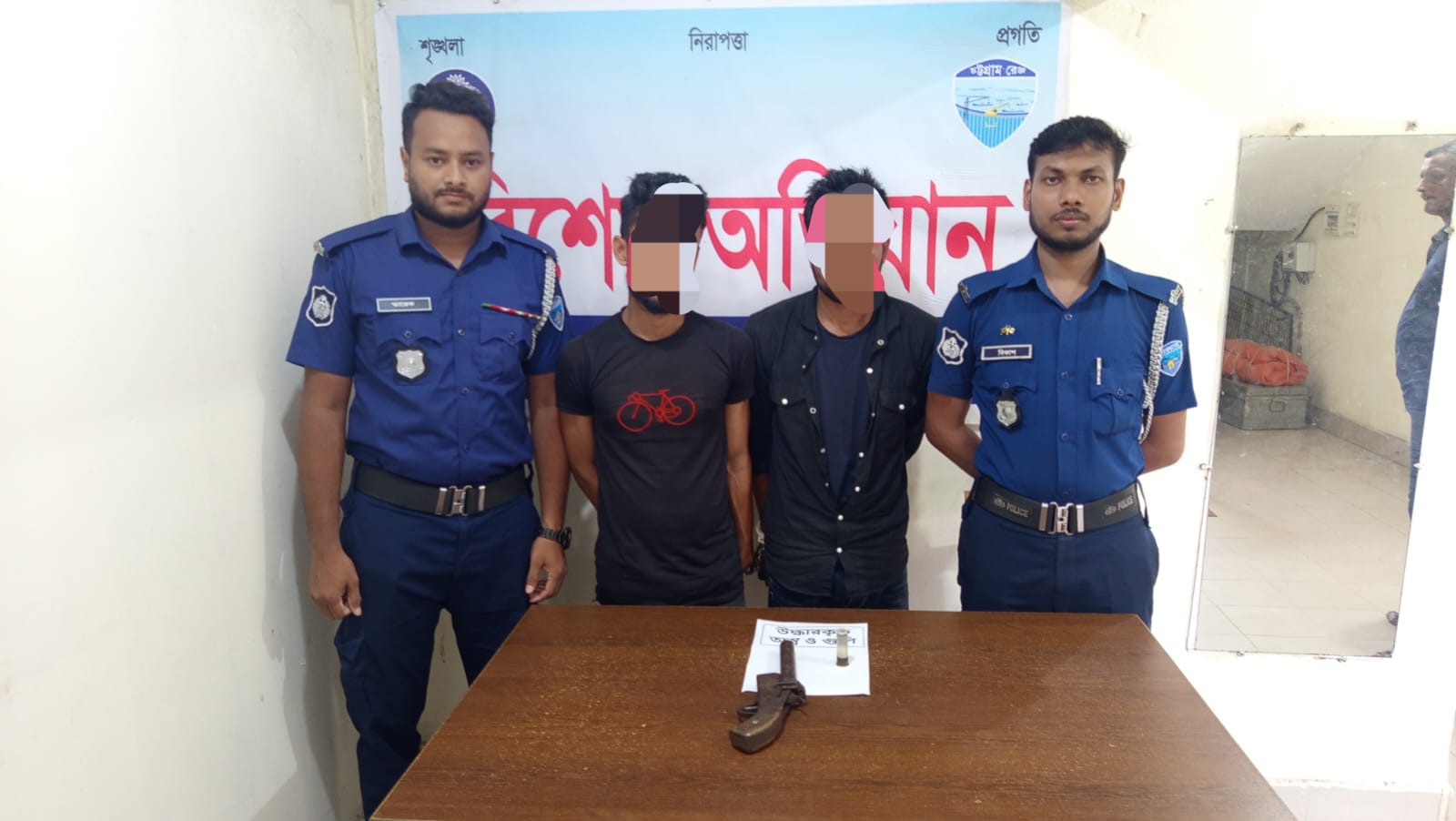 চন্দ্রগঞ্জে এলজি বন্দুক ও কার্তুজসহ দুই যুবক গ্রেপ্তার